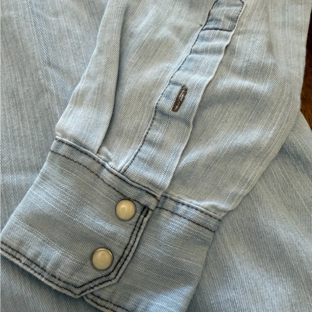 Men’s Kimes Ranch Western Light Weight Denim Pearl Snap Button Down Shirt Small - Picture 2 of 9